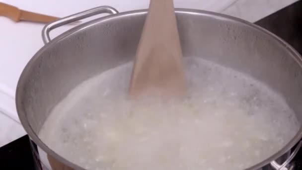 在水中烹调面食 — 图库视频影像
