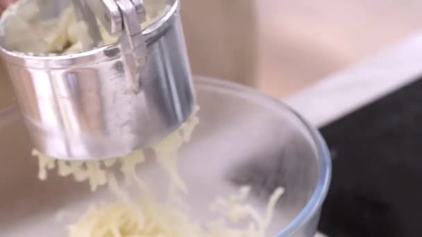 Koch Verwendet Püriermaschine Mit Kartoffeln — Stockvideo