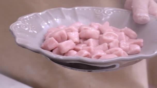 Kuchař Naplňte Misky Lahodné Italské Bramborové Noky — Stock video