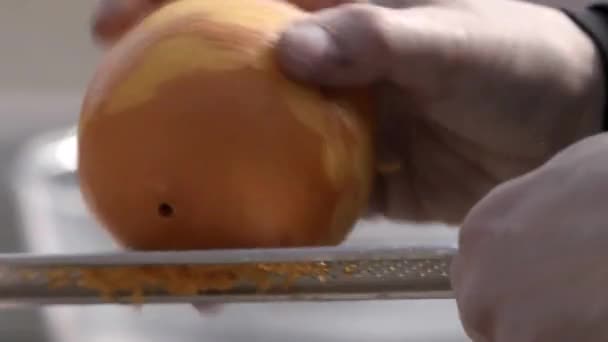 Chef Está Ralando Casca Laranja Para Bolo — Vídeo de Stock