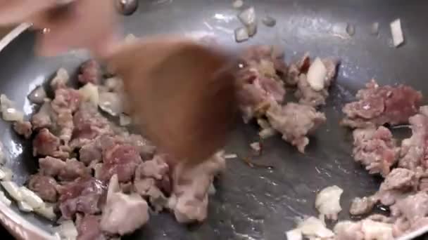 シェフは調理パンで彼の材料を混ぜる — ストック動画