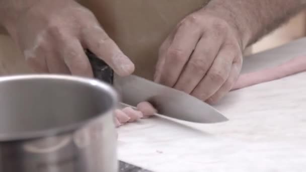 Koch Schneidet Gnocchi Für Italienische Pasta Traditionelles Gericht — Stockvideo