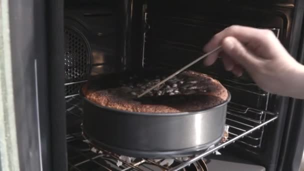 焼けたケーキとパティシエのエラー — ストック動画