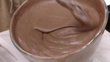 Pasta şefi karıştırın çikolata mousse