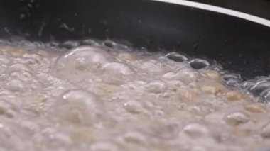 Pasta şefi karamelize elmalı kek hazırlamak için tencerede elma