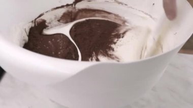 Pasta şefi mix krema ve büyük bir kase içinde kakao 