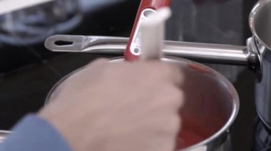 Pasta şefi tencerede kremayı sıcaklığını kontrol edin