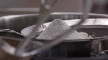Pasta şefi Tepesi pudra şekeri ile pasta süslemeleri
