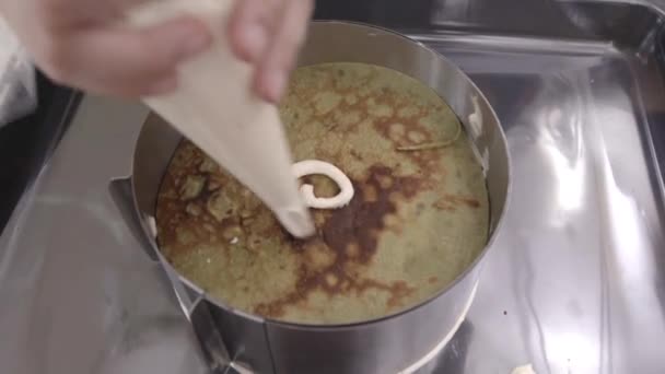 Chef Van Het Gebakje Voltooien Pannenkoeken Met Chocolade Room Voor — Stockvideo