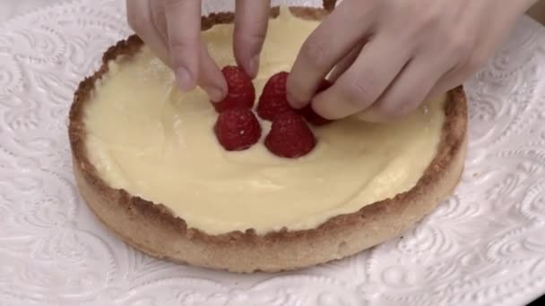 Chef Pastelaria Completar Torta Morango Para Festa Aniversário — Vídeo de Stock