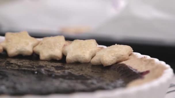 Випічка Шеф Кухар Завершує Полуничний Пиріг День Народження — стокове відео