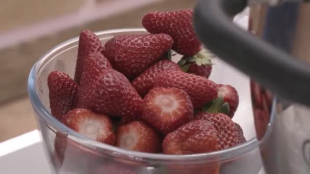 Pastelero Rebanada Fresa Para Preparar Pastel Fresa Para Cumpleaños — Vídeos de Stock