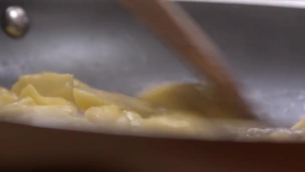 Chef Pastelaria Caramelizar Maçã Pote Para Preparar Uma Torta Maçã — Vídeo de Stock