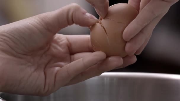 Chef pâtissier séparer les œufs pour préparer le gâteau tasse 