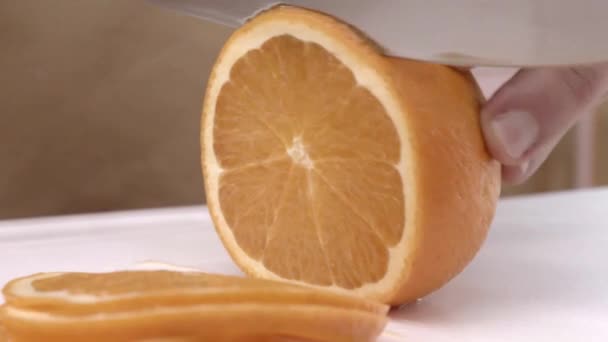 党の彼のフルーツ ケーキを準備するシェフによってスライス オレンジ — ストック動画