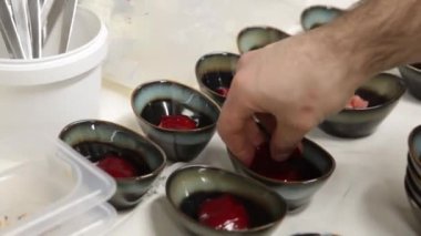 Özel restoranda şef'in bir gurme meze hazırlanıyor.