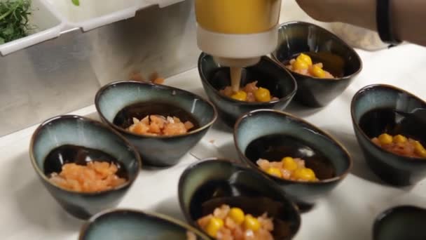 Exclusivo Restaurante Chef Prepara Aperitivo Gourmet — Vídeo de stock