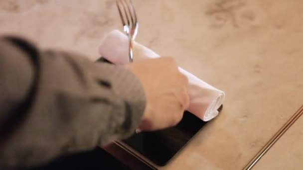 服务员在专属豪华餐厅摆好晚餐桌 — 图库视频影像