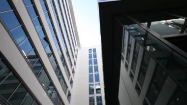 360 derece döndürme gökdelenler altında