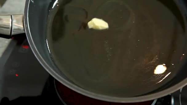 里面涂黄油的锅 — 图库视频影像