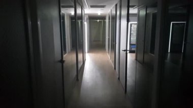 Cam duvar ve beyaz kapı gece ile uzun koridor
