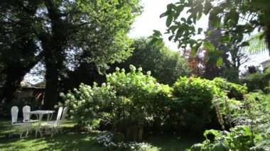 Özel bir akşam yemeği veya romantik kahvaltı için beyaz bir tablo ile çok şık bir bahçe
