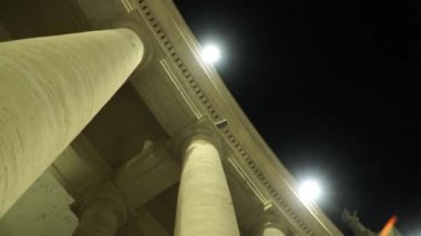 Vatikan kare ışıklı büyük sütunlar