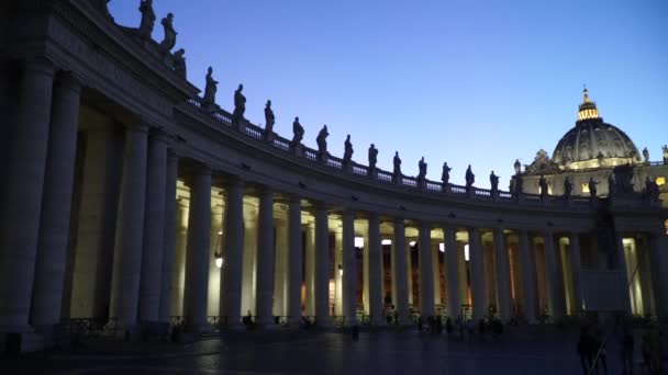 Oświetlony Duże Kolumny Watykanie Kwadratowym — Wideo stockowe