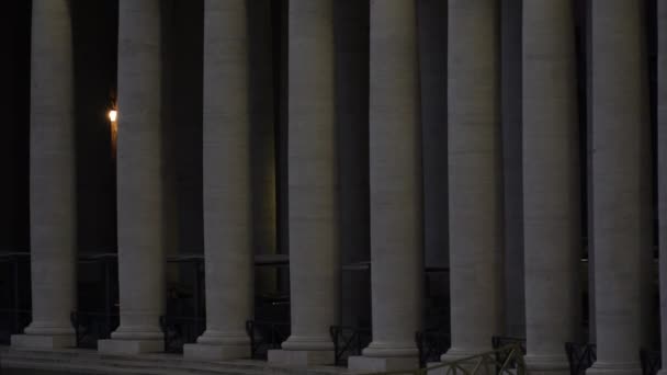Beleuchtete Große Säulen Auf Dem Vatikanischen Platz — Stockvideo