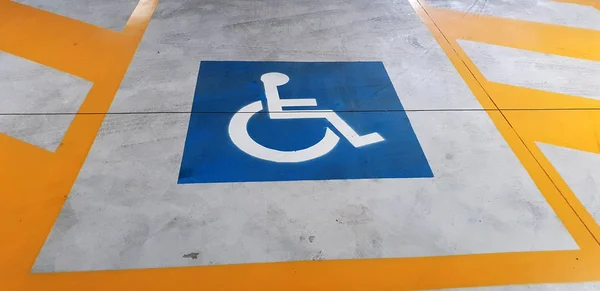 Aparcamiento Reservado Para Personas Con Discapacidad — Foto de Stock