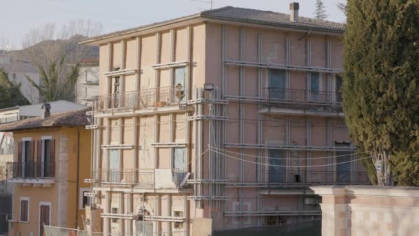 Rosa Byggnad Aquila Italien Med Byggnadsställningar Efter Jordbävningen — Stockvideo
