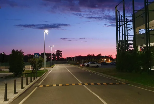 Sonnenuntergang Auf Der Stadtstraße Aus Einem Geschäftszentrum — Stockfoto