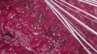 Pasta şefi cakepie için ahududu reçeli hazırlanıyor