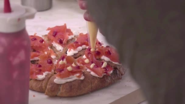 Hora Almoço Com Delicioso Focaccia Com Salmão Defumado — Vídeo de Stock