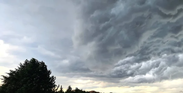 Ein Grauer Himmel Droht Einem Schrecklichen Sturm — Stockfoto