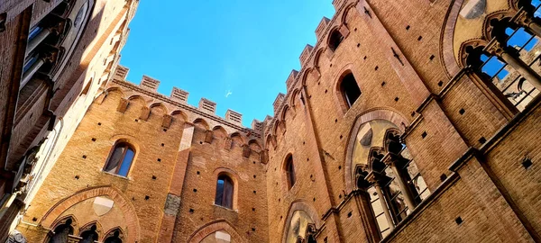 İtalya 'da Siena' nın karakteristik bir şatosunun alt görüntüsü