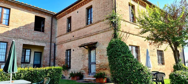 Romantica Casa Rurale Toscana Con Erba Molto Verde — Foto Stock