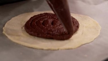 Pasta şefi tatlıyı çikolata garnitürüyle tamamlıyor.