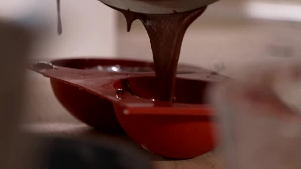 Chef Pastelería Vierte Chocolate Molde — Vídeo de stock