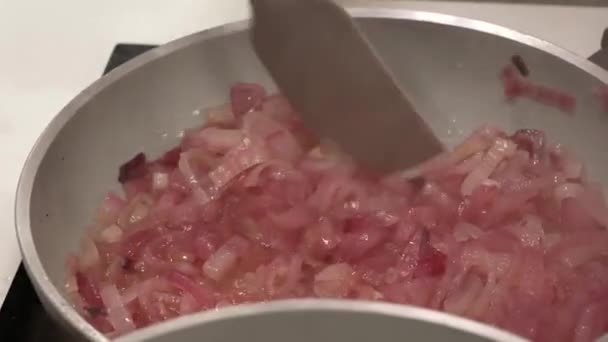 Chef Completa Preparación Las Cebollas Caramelizadas — Vídeos de Stock