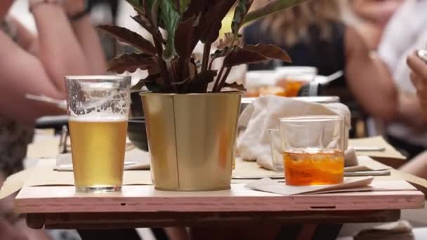 Aperitif Mit Cocktails Freien Mit Freunden — Stockvideo