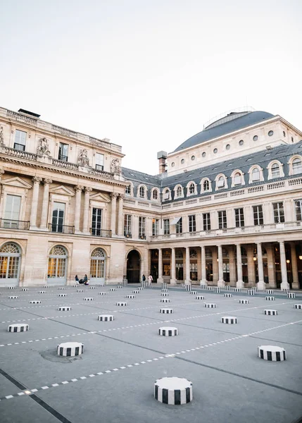 皇家宫殿庭院与条纹柱子 巴黎历史大厦 — 图库照片