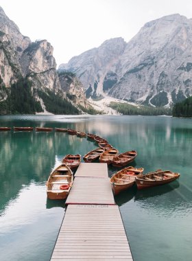 görkemli Dağları, Lago di Braies İtalya güzel göl, ahşap tekneler ile pier görünümünü