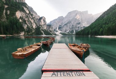 görkemli Dağları, Lago di Braies İtalya güzel göl, ahşap tekneler ile pier görünümünü