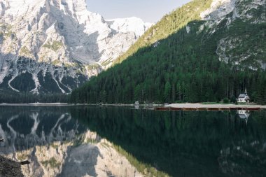 Yansımalar görkemli görünümü güzel göl Dağları, Lago di Braies, İtalya
