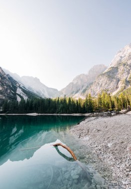 Doğal görünümü büyüleyici açık göl Dağları, Lago di Braies, İtalya