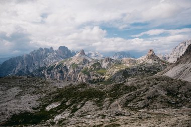 Doğal görünümü güzel dağ altında dramatik gökyüzü, Tre Cime de Lavaredo, İtalya