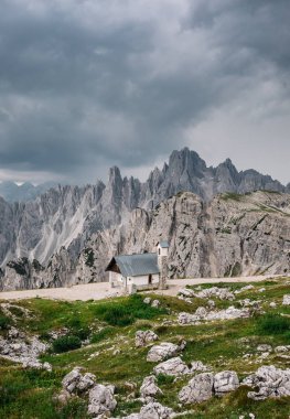 doğal görünümünde eski kilise dağlar altında dramatik gökyüzü, Tre Cime de Lavaredo, İtalya