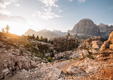 Görkemli Dağlar, Cinque Torri, Dolomites, İtalya güzel kaya oluşumları görünümünü