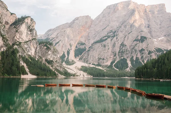 Majestic View Pier Wooden Boats Beautiful Lake Mountains Lago Braies — Stock Photo, Image